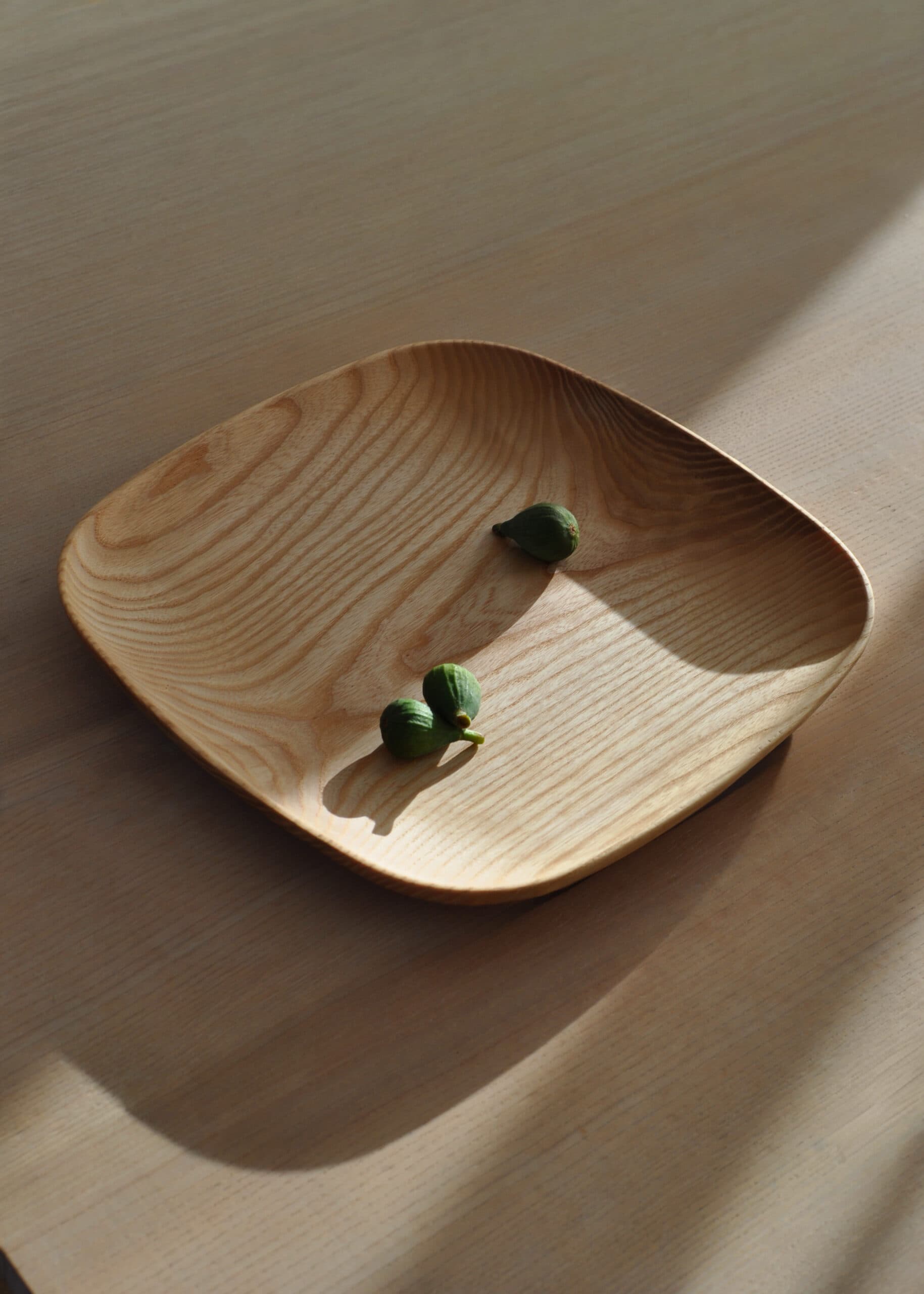 Angle Profile of Bakke 01 on Contemporary Dining Table
