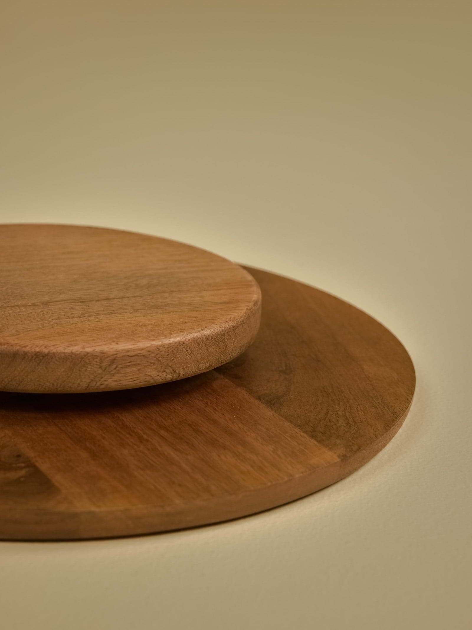 Angle View Highlighting Smooth Beveled Perimeter Rim
