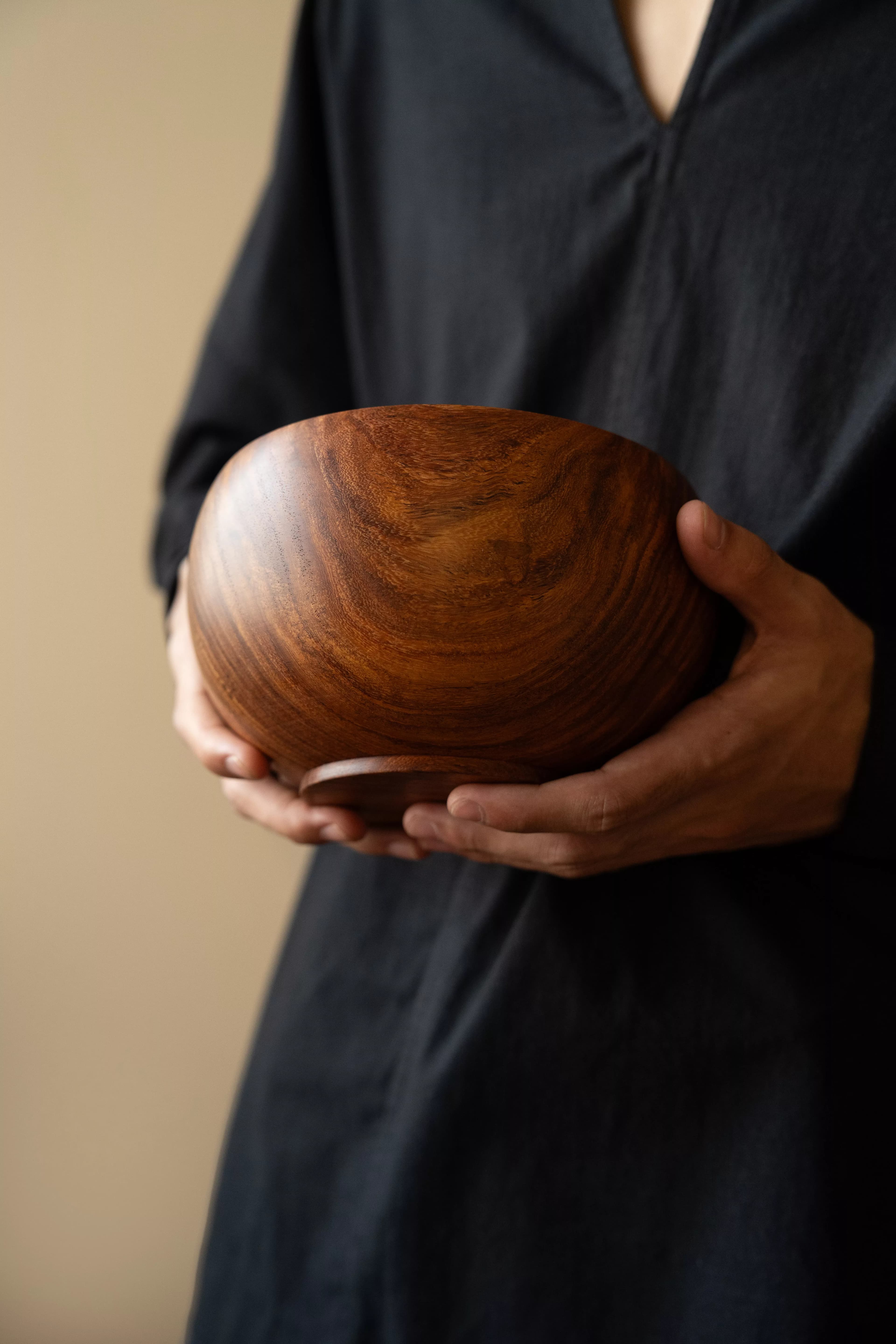 Round Solid Sheesham Artisan Bowl - Craft Detail
