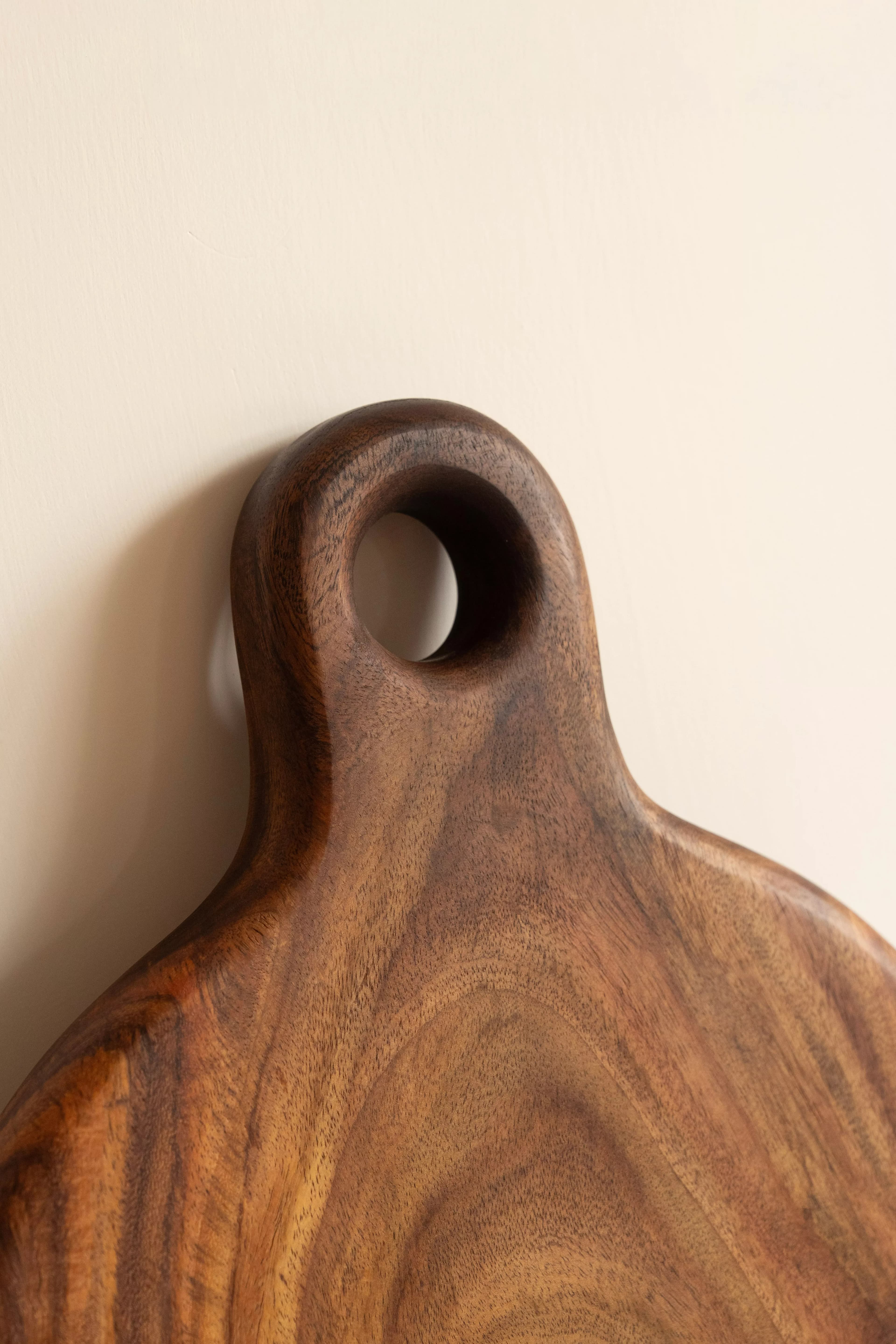 Round Solid Sheesham Pizza & Charcuterie Paddle Board - Craft Detail